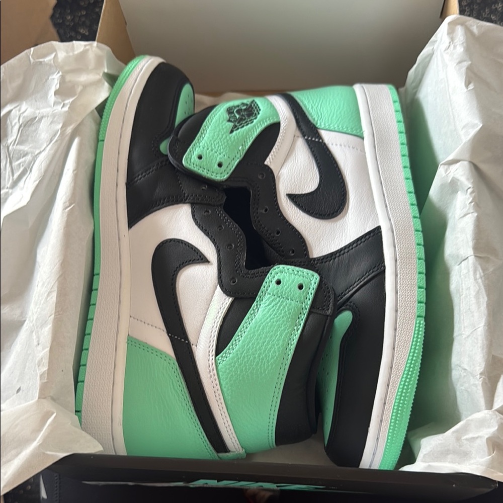 JORDAN 1 mid retro high size 9 men’s DZ5485 130 never worn